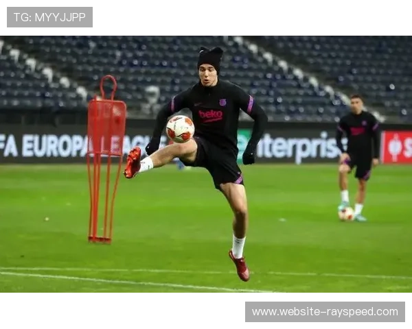 法兰克福公园球场雪中热身，球员适应场地条件